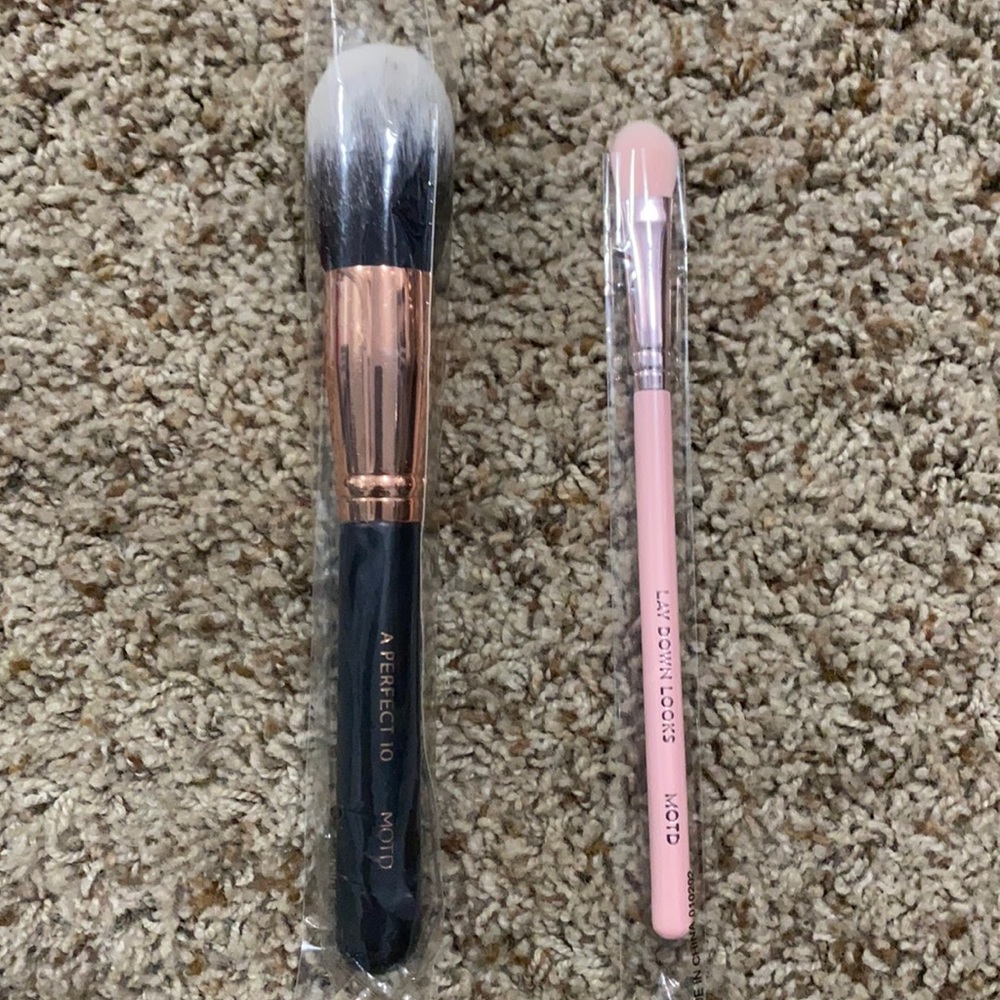 2 makeup brushes